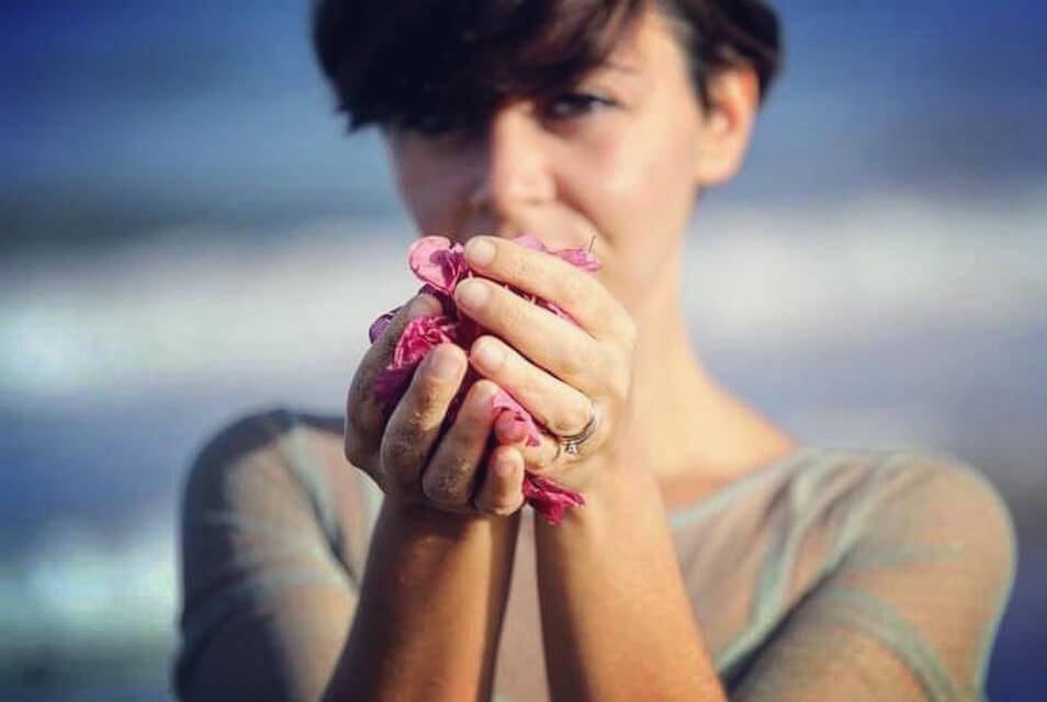 photo d'une fille qui tiens des fleurs dans les mains